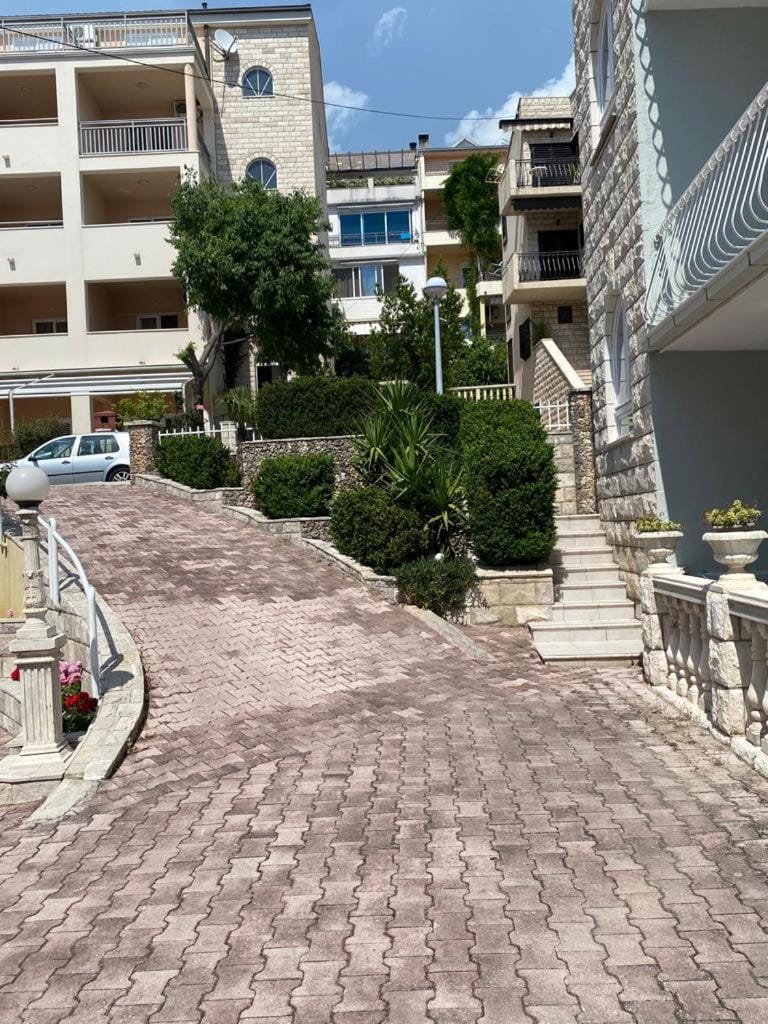 Neighbourhood, Street view