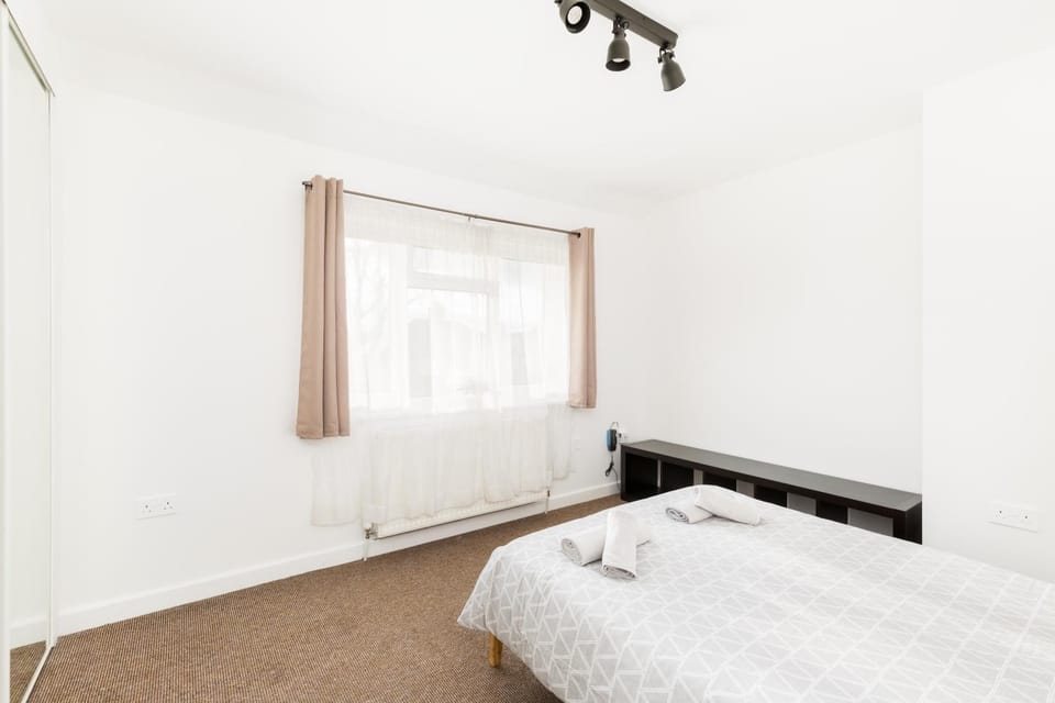 Bed, Photo of the whole room, Bedroom