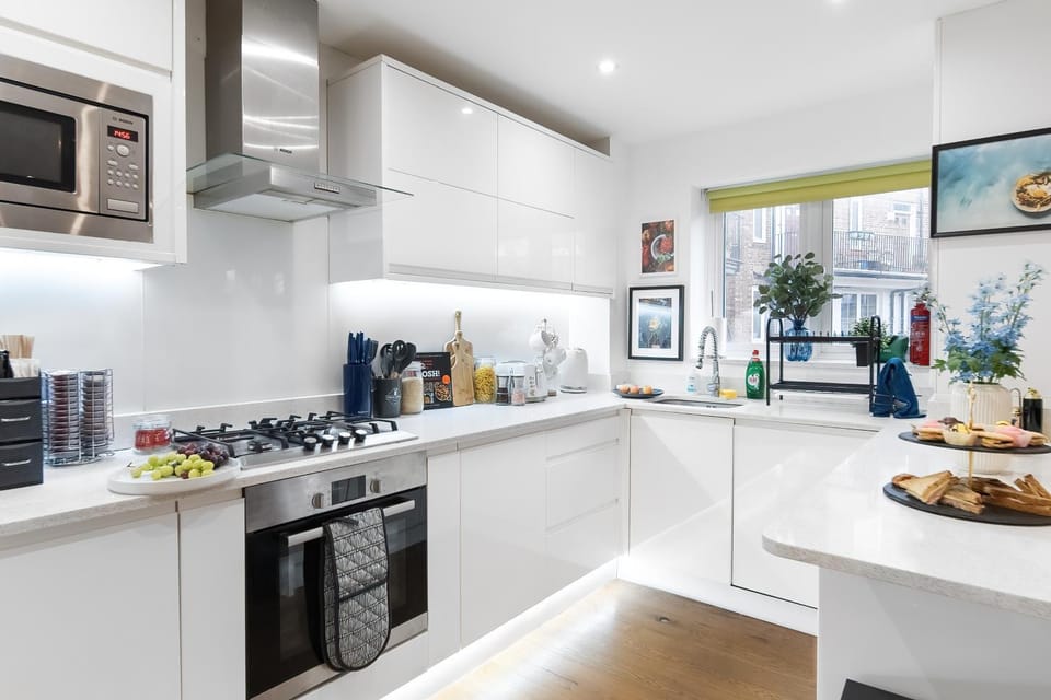 Dining area, oven, toaster