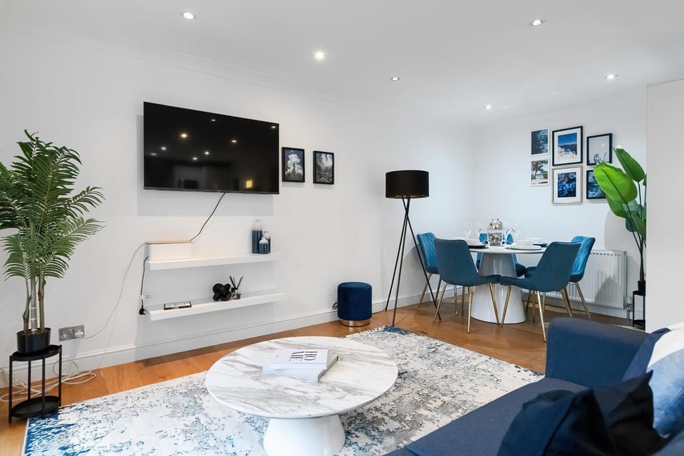 TV and multimedia, Living room, Seating area, Dining area