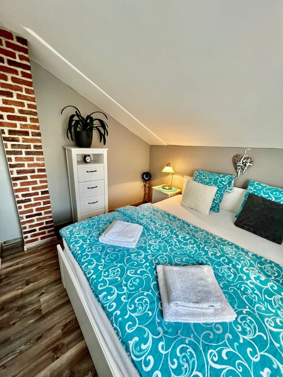 Photo of the whole room, Bedroom