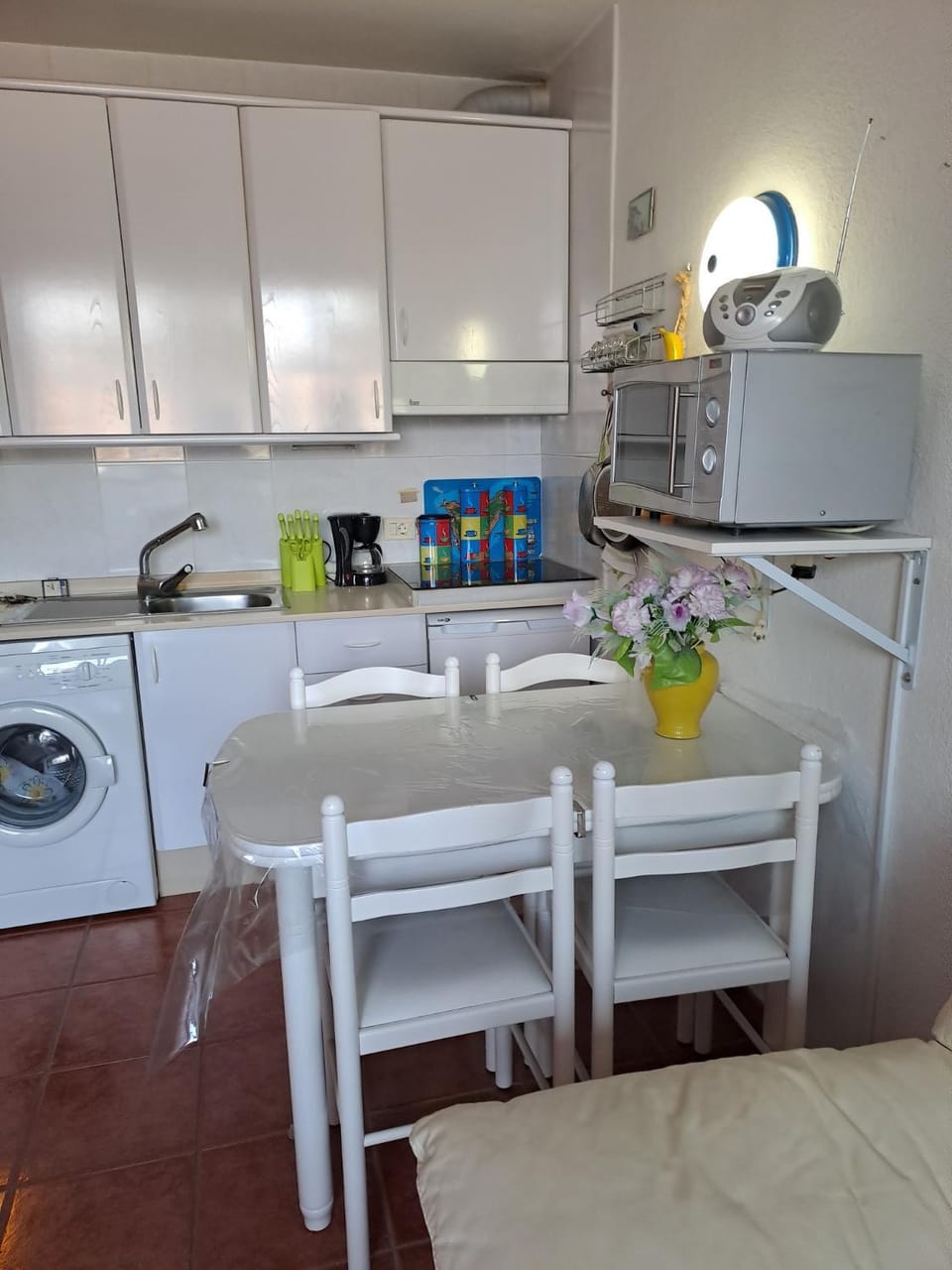Kitchen or kitchenette, Dining area, minibar, stove, washing machine