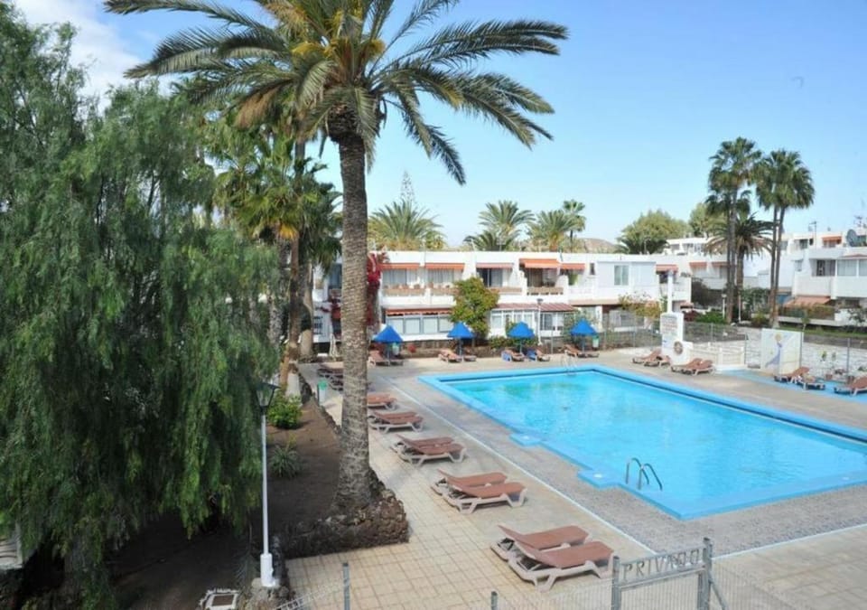 Swimming pool, sunbed