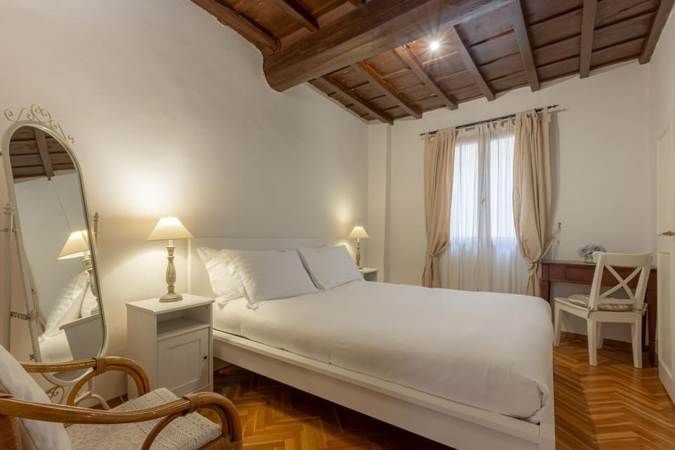 Photo of the whole room, Bedroom