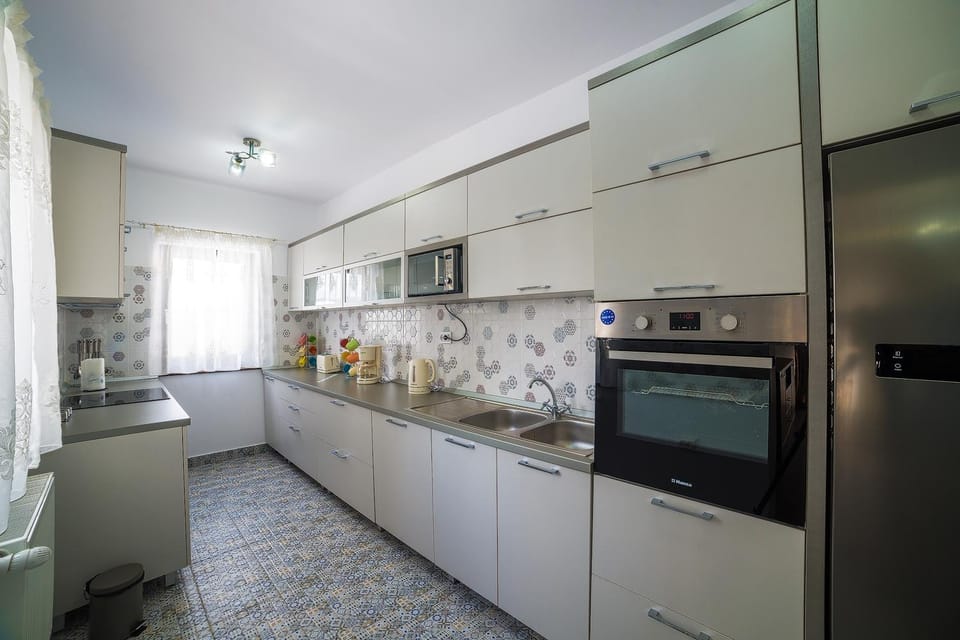 Kitchen or kitchenette, Internal: Not applicable to any particular room