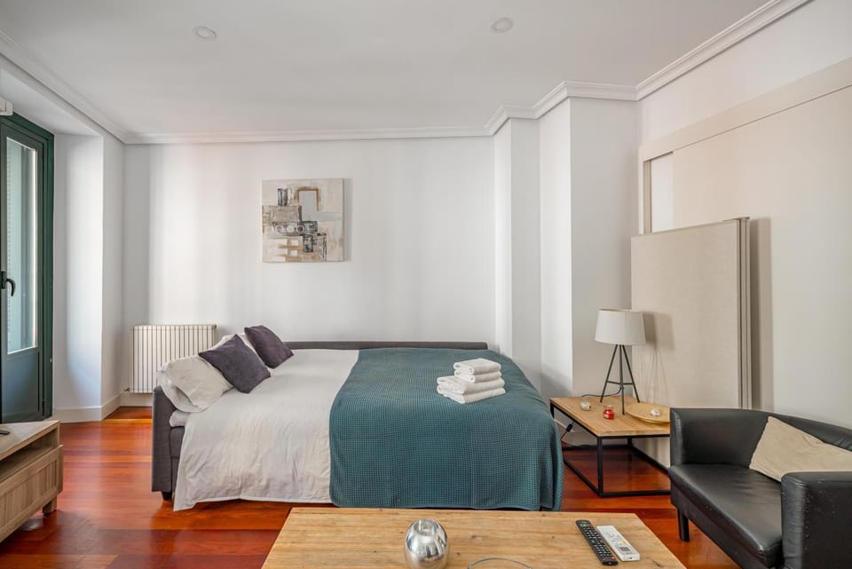 Bed, Living room, Photo of the whole room, Seating area, Bedroom, towels