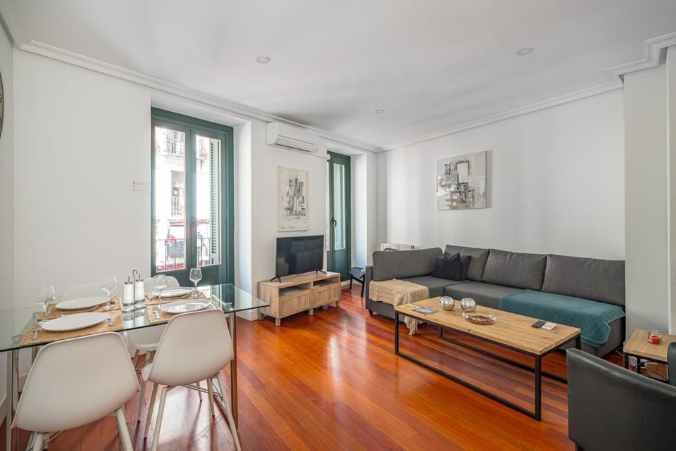 TV and multimedia, Living room, Seating area, Dining area, Evening entertainment