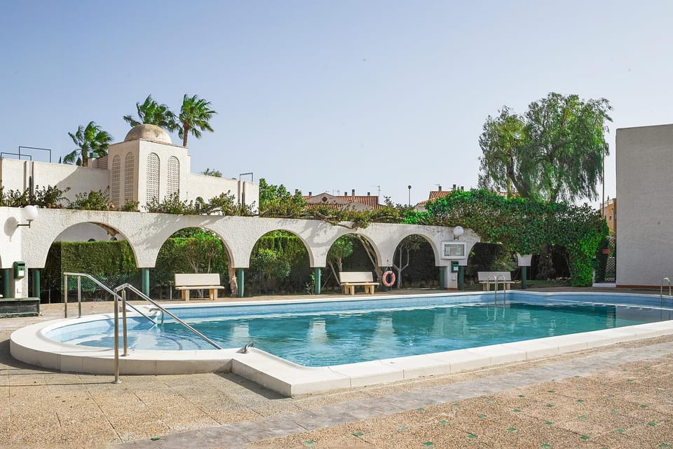Day, Swimming pool, sunbed