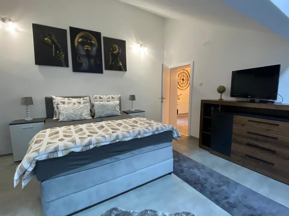 Bed, TV and multimedia, Bedroom