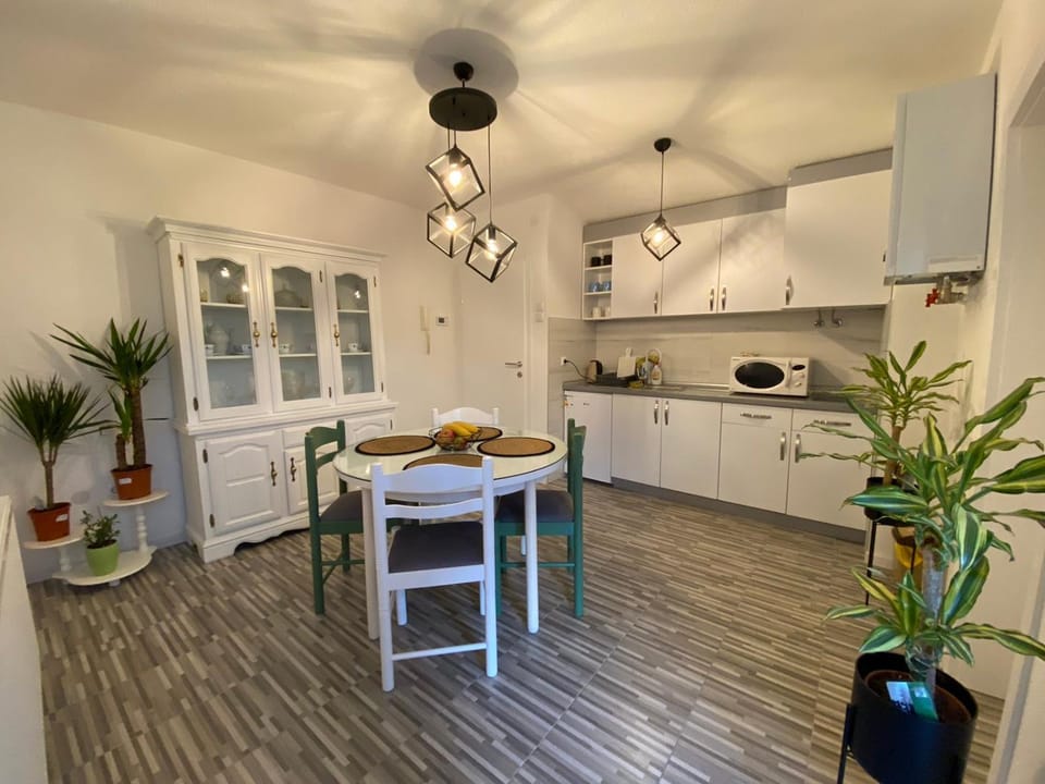 Kitchen or kitchenette, Dining area, minibar, stove