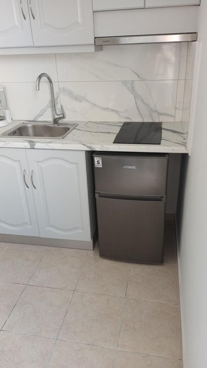 Coffee/tea facilities, Kitchen or kitchenette, stove