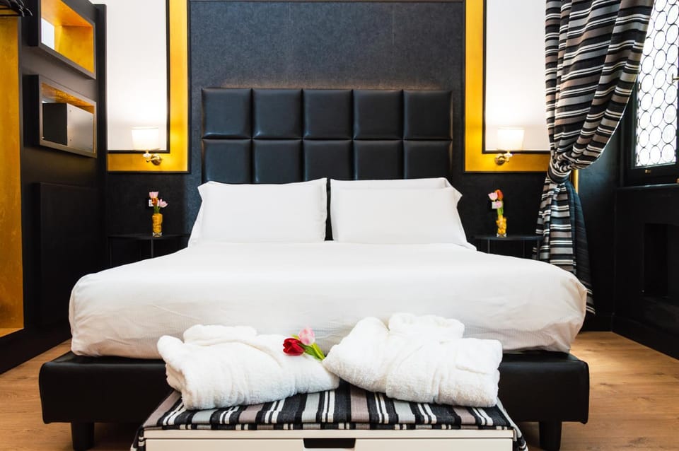 Bed, Living room, Photo of the whole room, Bedroom, towels