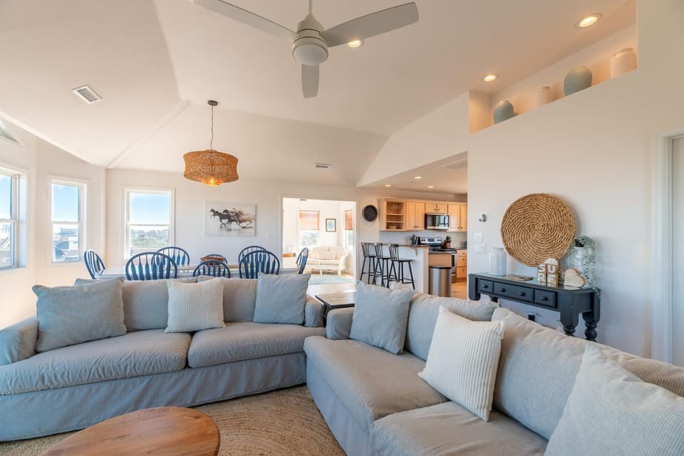 Blue Moon - 4x4 Carova Beach, Ocean View, Pool, Hot Tub, Rec Room, Pool Table House in Carova Beach