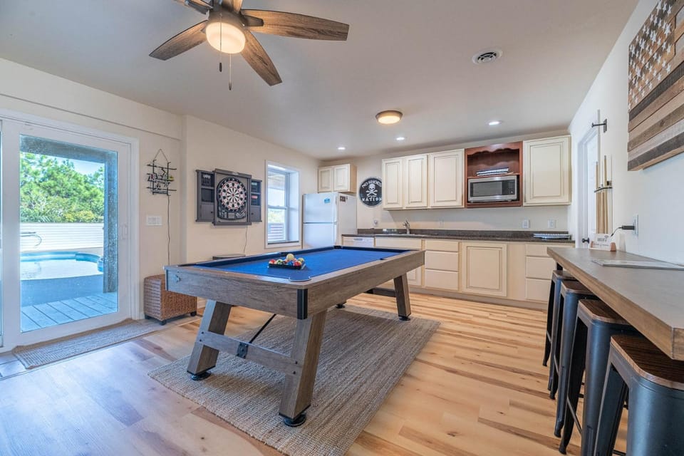 Blue Moon - 4x4 Carova Beach, Ocean View, Pool, Hot Tub, Rec Room, Pool Table House in Carova Beach