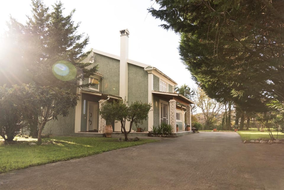 Property building, Garden, Parking