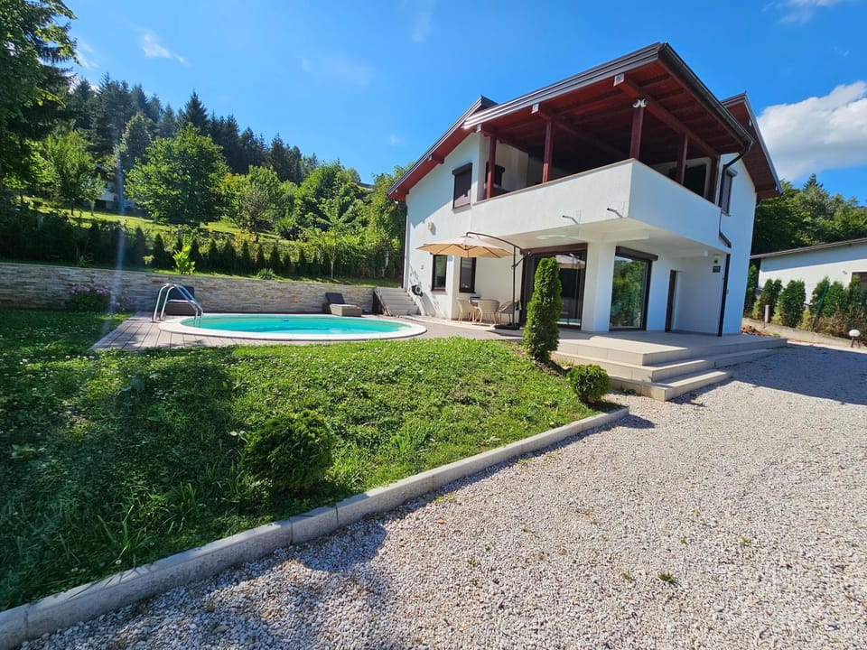 Property building, Patio, Spring, Day, Natural landscape, Garden, Garden, Garden view, Pool view, Swimming pool, sunbed