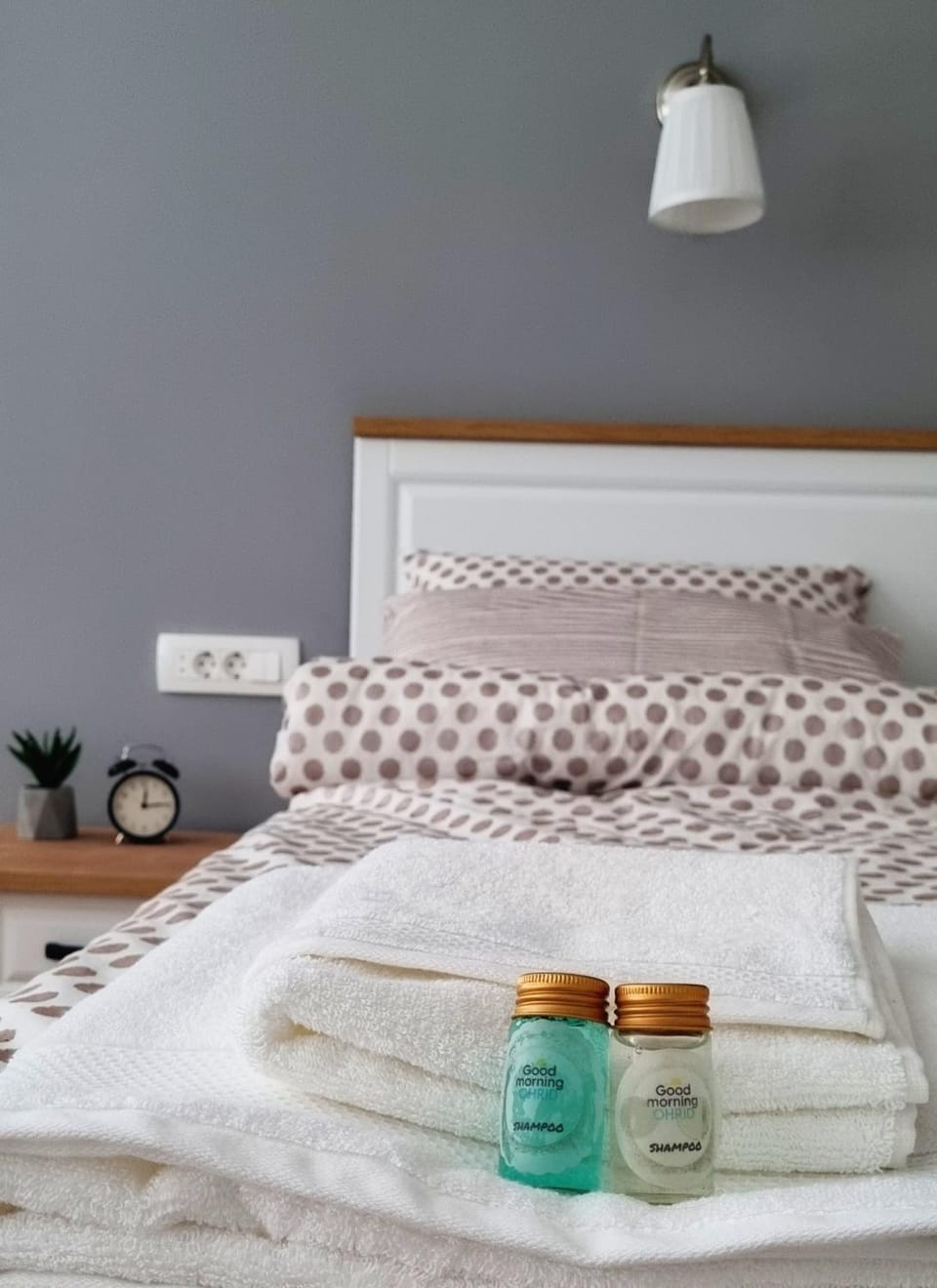 Bed, Bedroom, towels