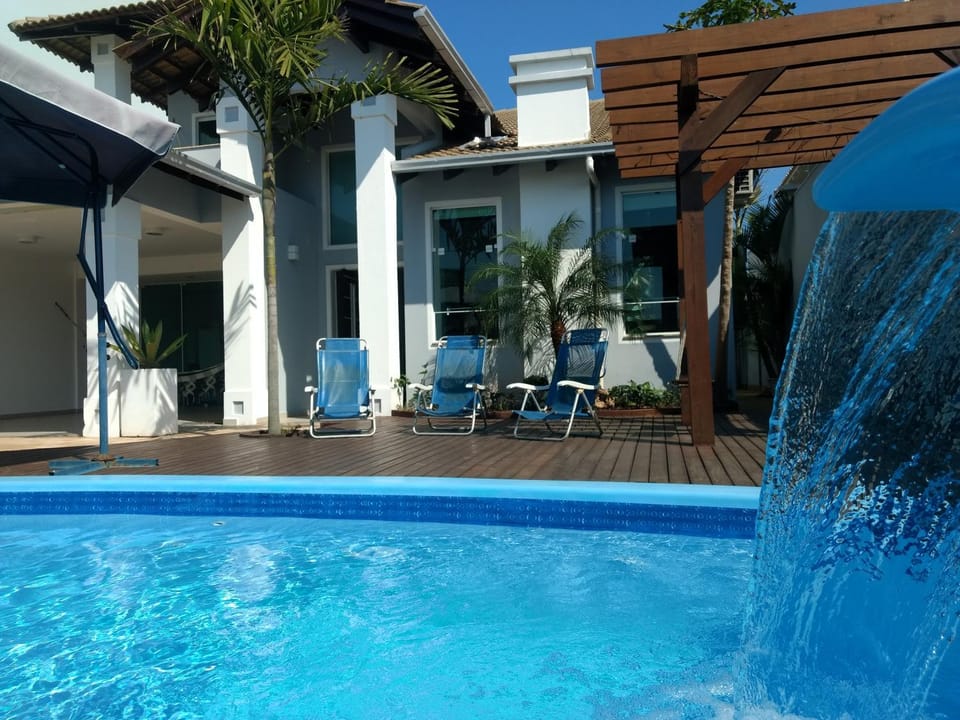 Linda casa com piscina e 4 suites no mariscal a 100 metros da praia House in Bombinhas