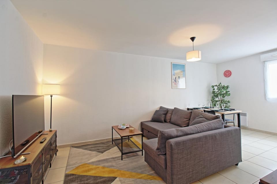 TV and multimedia, Living room, Decorative detail, Seating area, Dining area