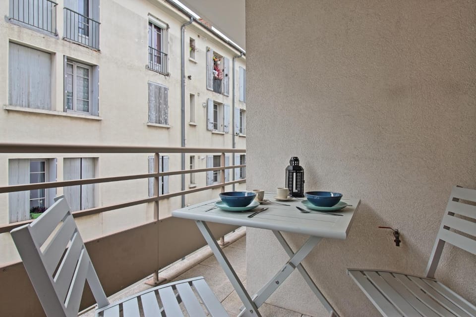 Property building, Balcony/Terrace, Dining area