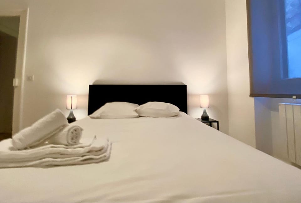 Bed, Bedroom, towels