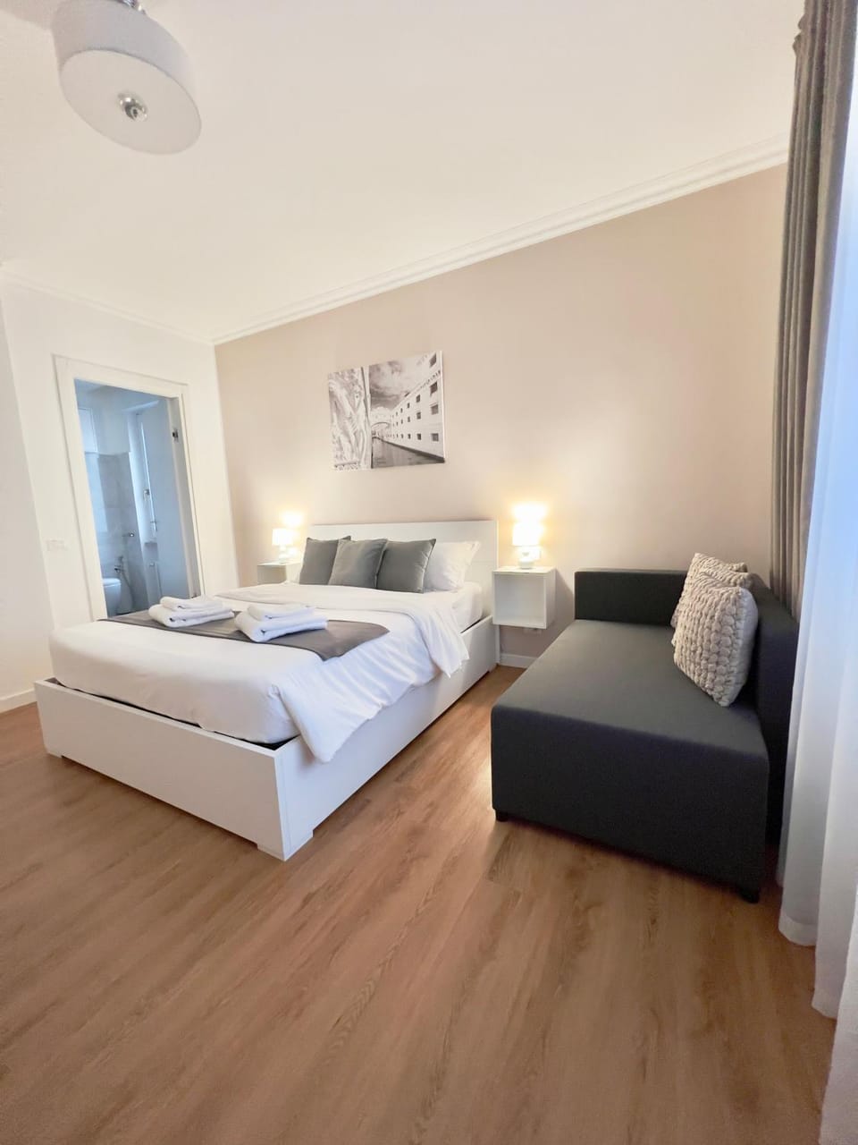 Bed, Photo of the whole room, Bedroom, towels