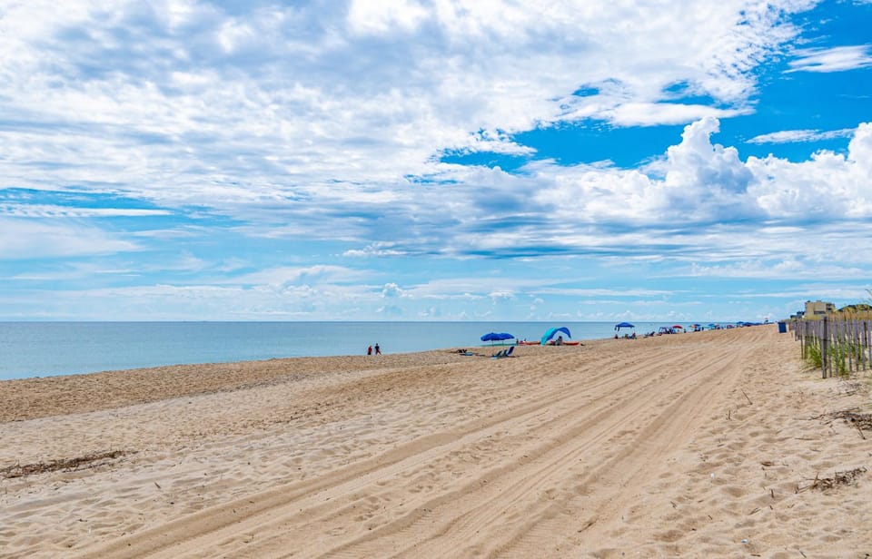 Serendipity - KDH MP 6.5, Oceanfront, Amazing Ocean View, Hot Tub, Pets OK, YR Flex Stays House in Kill Devil Hills