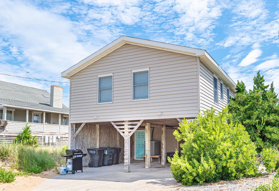 Serendipity - KDH MP 6.5, Oceanfront, Amazing Ocean View, Hot Tub, Pets OK, YR Flex Stays House in Kill Devil Hills