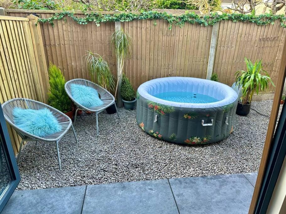 Garden, Hot Tub