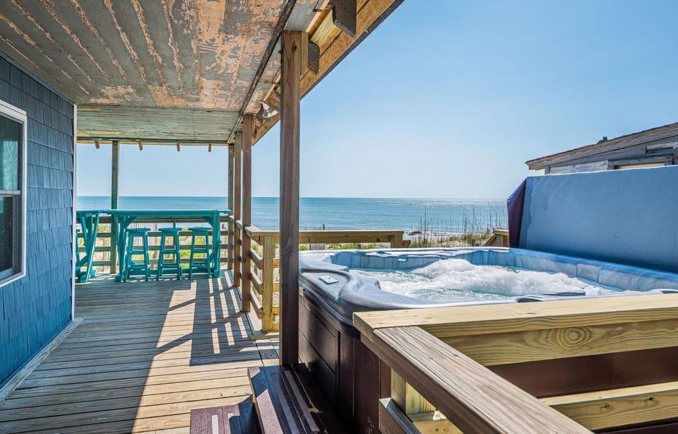 Deja Blue - KDH MP 6, Oceanfront, Hot Tub, Pets OK, Fenced-in Dog Area, Corn Hole House in Kill Devil Hills