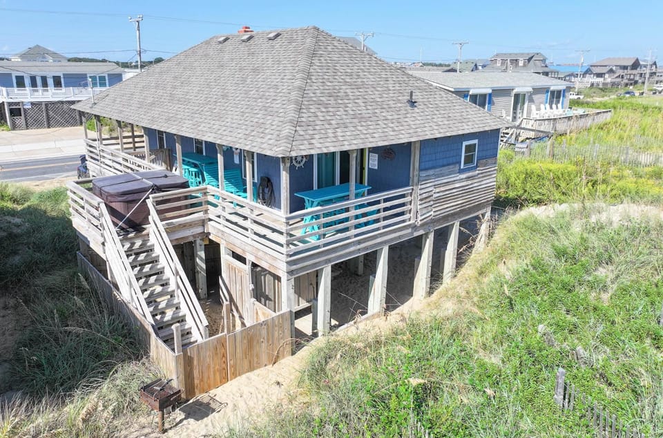 Deja Blue - KDH MP 6, Oceanfront, Hot Tub, Pets OK, Fenced-in Dog Area, Corn Hole House in Kill Devil Hills