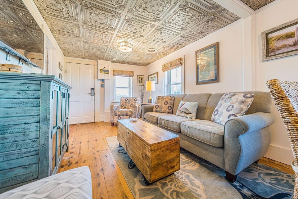 Deja Blue - KDH MP 6, Oceanfront, Hot Tub, Pets OK, Fenced-in Dog Area, Corn Hole House in Kill Devil Hills