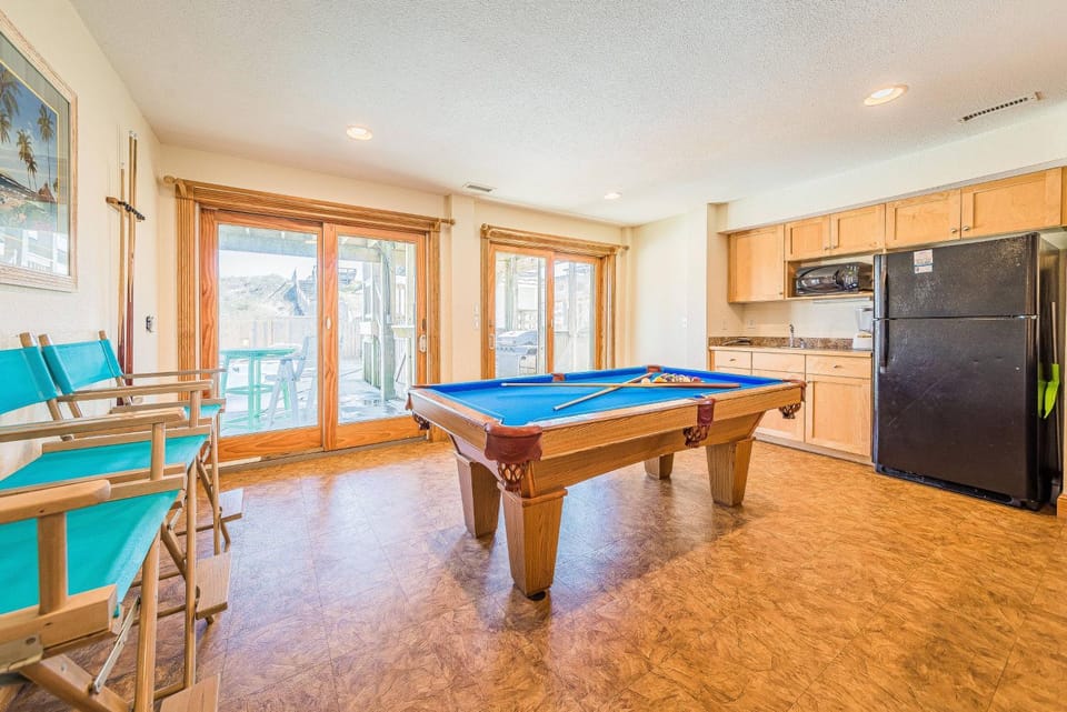 Ohana - Villages at Nags Head, Oceanfront, Elevator, Pool, Cabana, Hot Tub, Pets OK, Flex Stays House in Nags Head