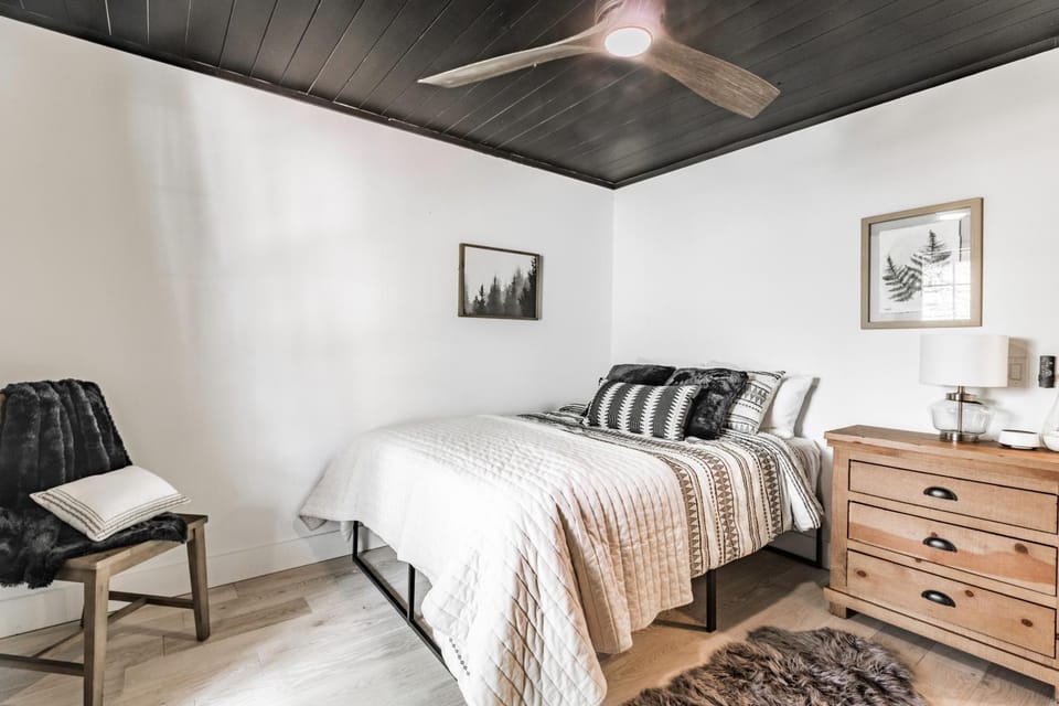 Bed, Photo of the whole room, Bedroom, hair dresser