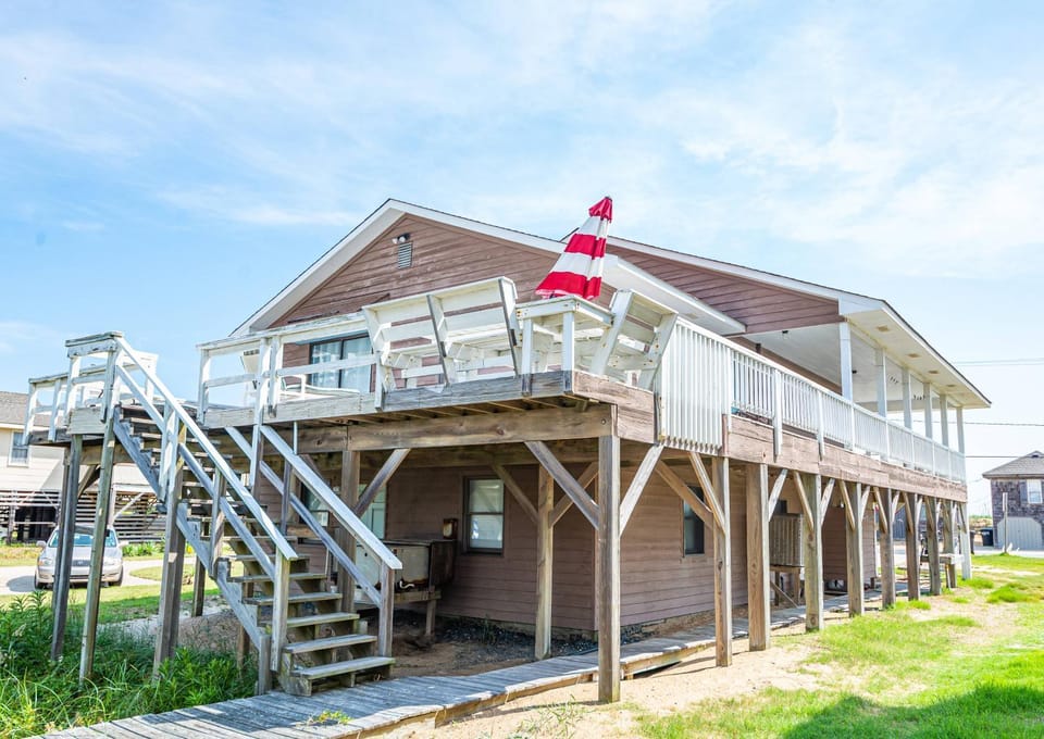Out of the Blue - Kitty Hawk MP 2.5, Ocean View, 17 Yds to Private Beach Access, Pets OK, YR Flex Stays House in Kitty Hawk