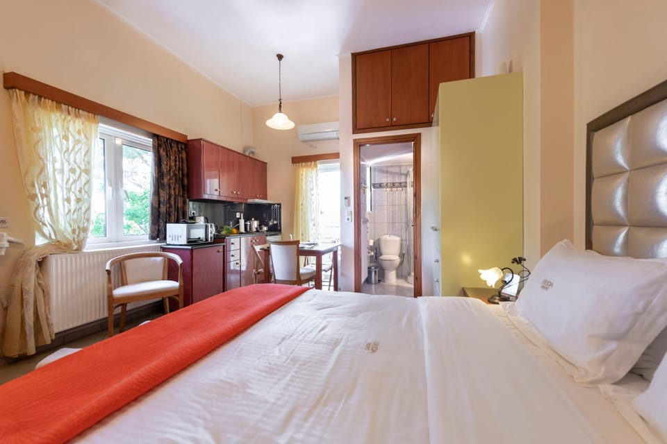 Bed, Coffee/tea facilities, Kitchen or kitchenette, Seating area, Bedroom