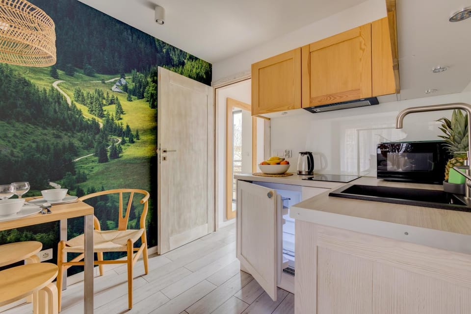 Kitchen or kitchenette, Dining area, minibar, stove