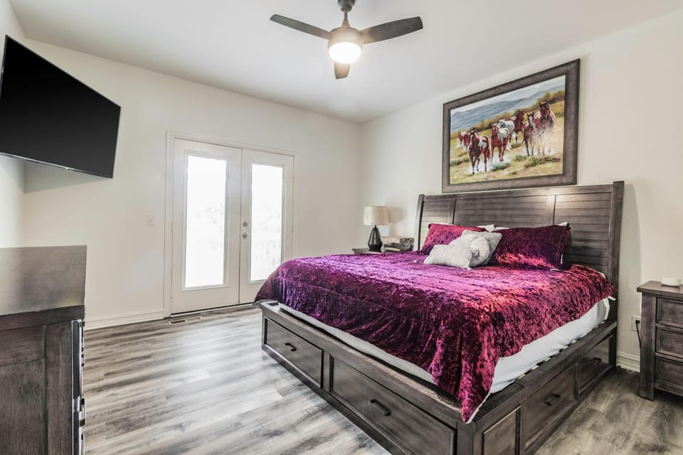 Bed, TV and multimedia, Photo of the whole room, Evening entertainment, Bedroom, fireplace