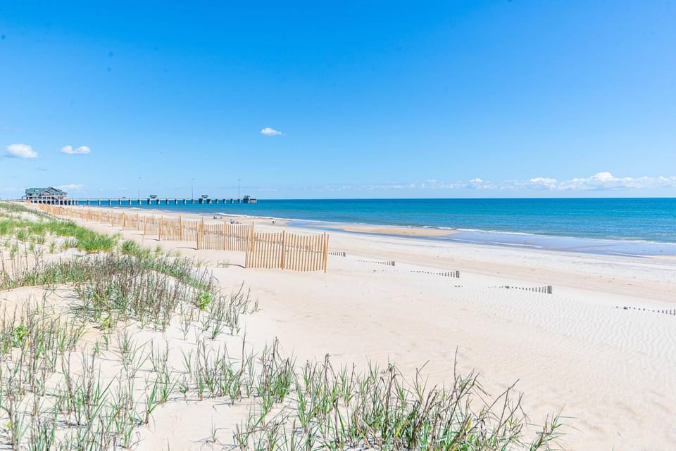 Our Happy Place - S Nags Head, Oceanfront Yachtsman Condo, 50 Yds to Beach, Community Pool, Flex Stays House in Nags Head