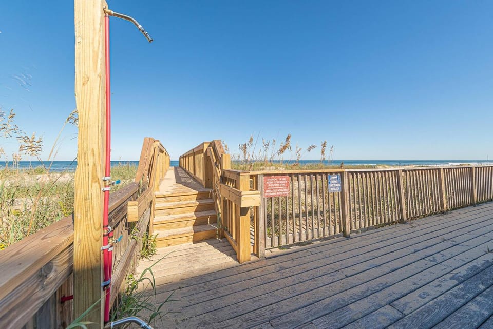 Our Happy Place - S Nags Head, Oceanfront Yachtsman Condo, 50 Yds to Beach, Community Pool, Flex Stays House in Nags Head