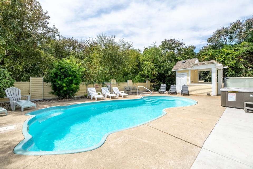Atlantic Paradise - Southern Shores, 87 Yds to Beach, Pool, Hot Tub, Tiki Bar, Foosball House in Southern Shores