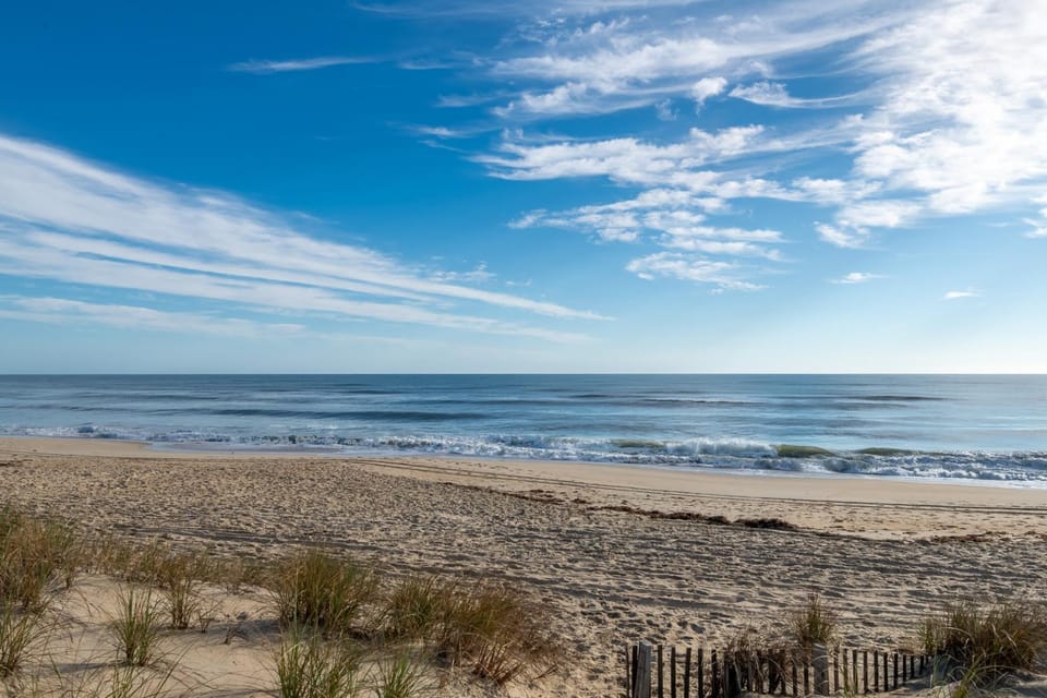 Aqua Moon - Kitty Hawk MP 3, Oceanfront, Family Friendly, Hot Tub House in Kitty Hawk