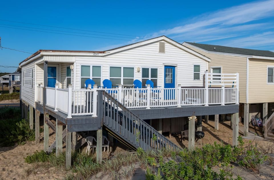 Aqua Moon - Kitty Hawk MP 3, Oceanfront, Family Friendly, Hot Tub House in Kitty Hawk