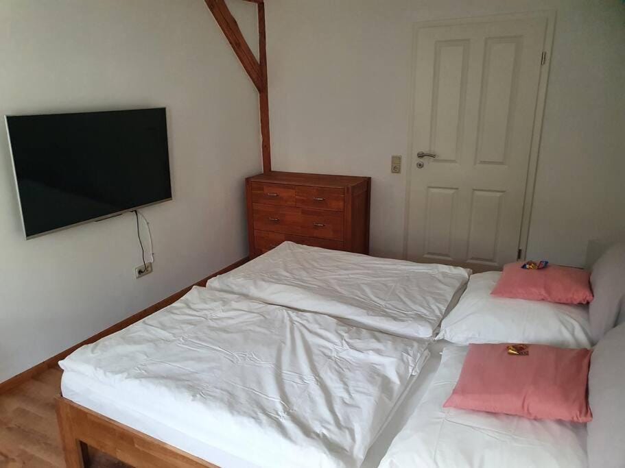 Bed, TV and multimedia, Photo of the whole room, Bedroom