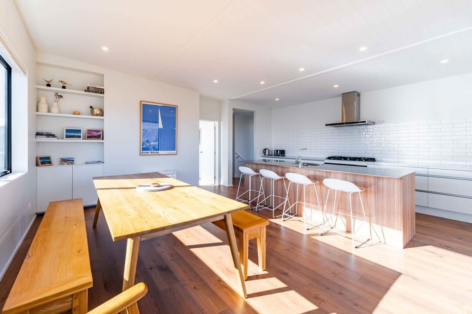 Stylish Panoramic Mountain and Lake Views House in Wanaka