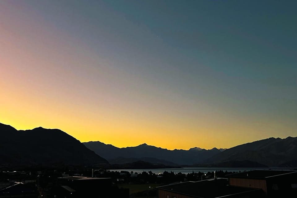 Stylish Panoramic Mountain and Lake Views House in Wanaka