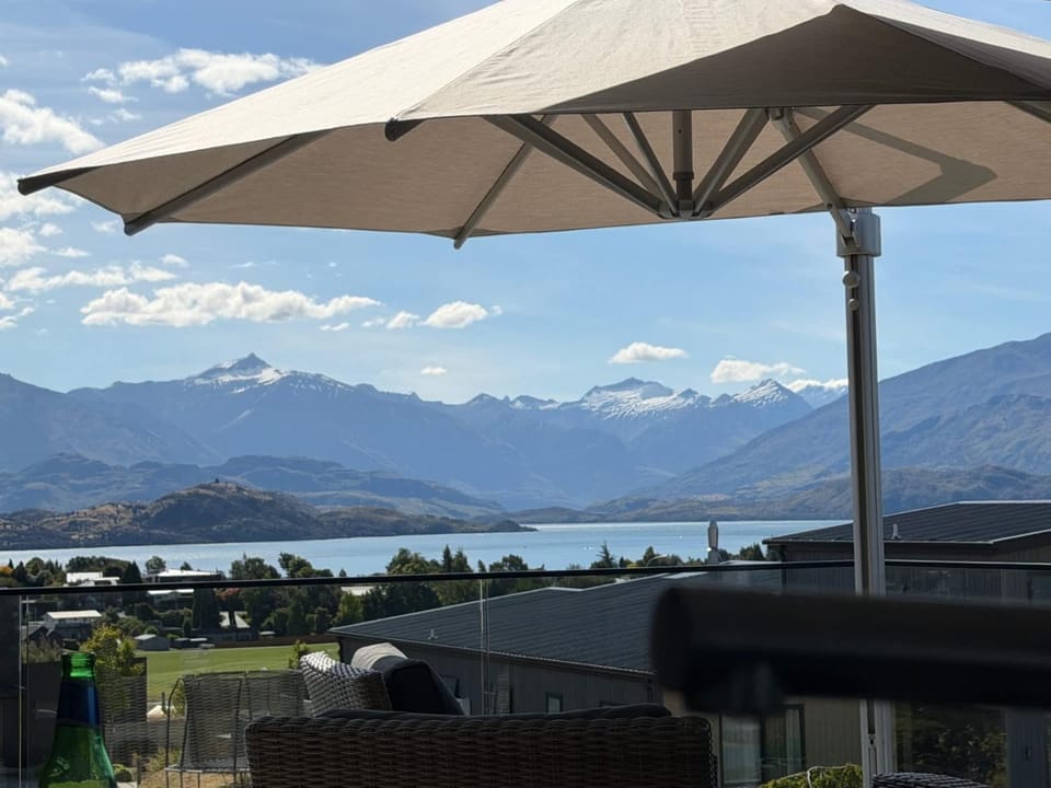 Stylish Panoramic Mountain and Lake Views House in Wanaka