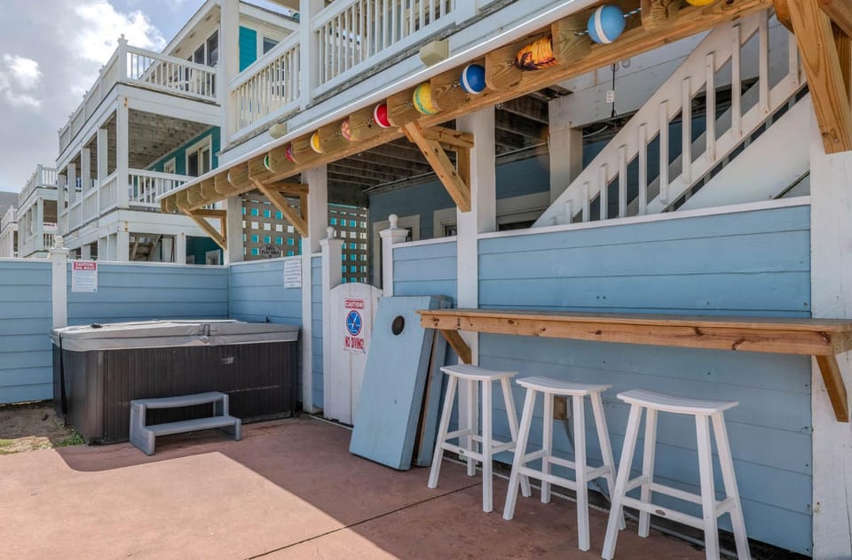 Pretty Mama - Nags Head MP 11, Oceanfront, Elevator, Pool, Hot Tub, Pets OK, Flex Stays House in Nags Head