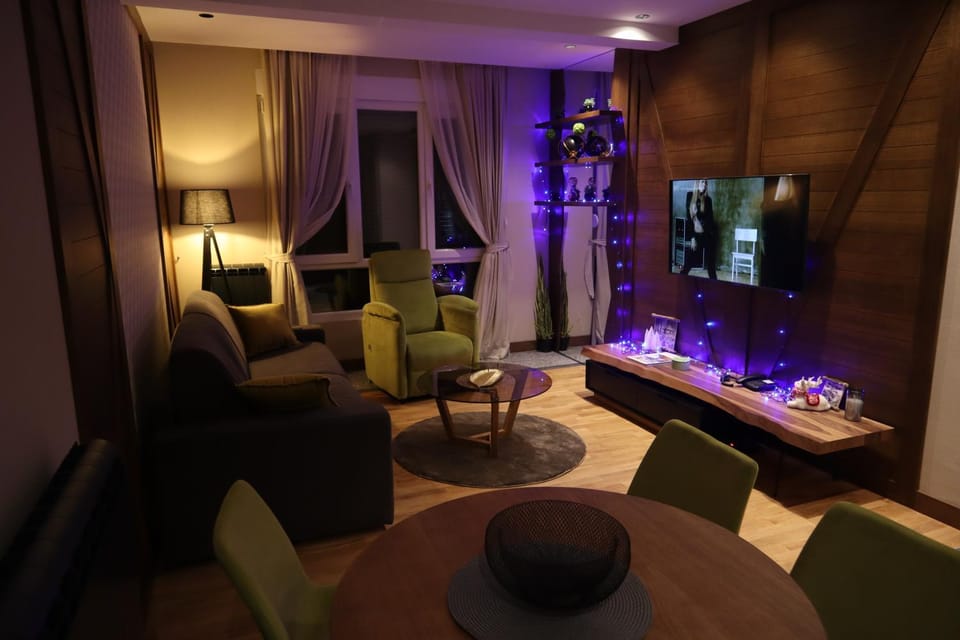 TV and multimedia, Living room, Seating area, Evening entertainment