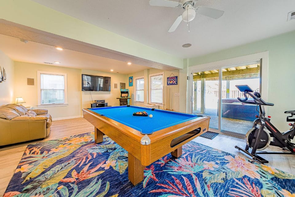 Savannah - Nags Head MP 16, Oceanfront, Direct Beach Access, Pool, Hot Tub, Pool Table House in Nags Head